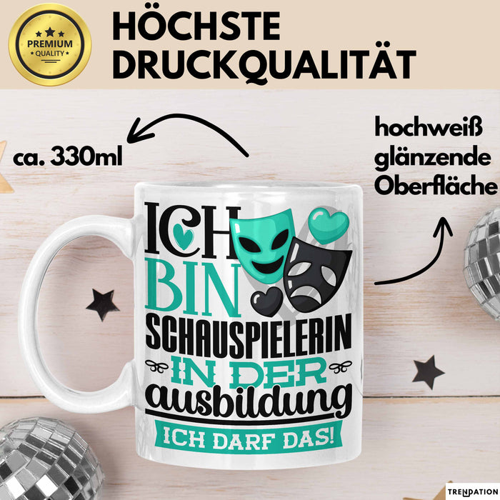 Schauspielerin Ausbildung Start Geschenk Tasse Ich Bin Schauspielerin In Der Ausbildung Ich Darf Das Kaffee-Becher Geschenkidee Weiß Trendation