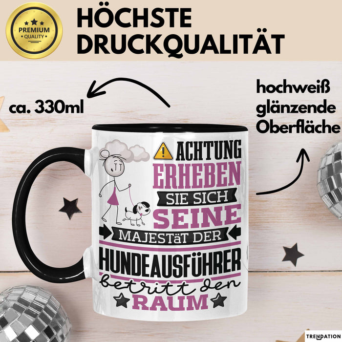 Hundeausführer Geschenk Tasse Lustiger Spruch Erheben Sie Sich Der Hundeausführer Betritt den Raum Schwarz Trendation