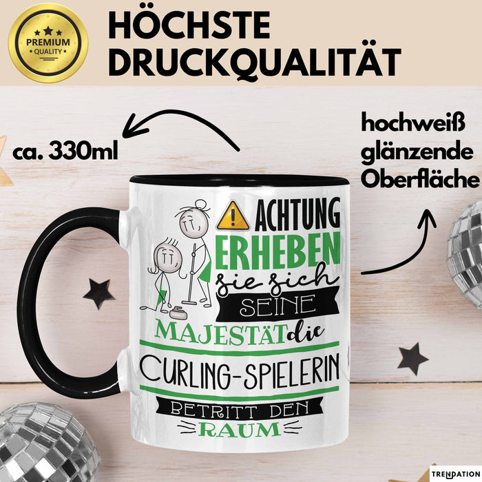 Curling-Spielerin Tasse Geschenk Lustiger Spruch Bitte Erheben Sie Sich Seine Majestät Die Curling-Spielerin Betritt Den Raum Schwarz Trendation