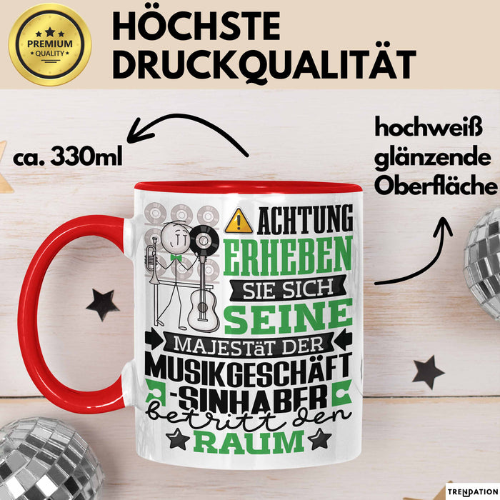 Musikgeschäftsinhaber Geschenk Tasse Lustiger Spruch Erheben Sie Sich Der Musikgeschäftsinhaber Betritt den Raum Rot Trendation