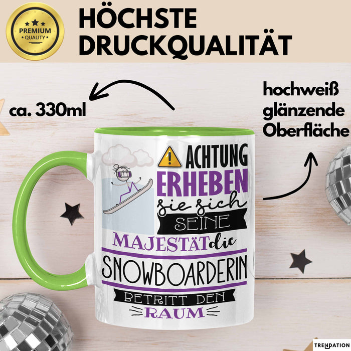 Snowboarderin Tasse Geschenk Lustiger Spruch Bitte Erheben Sie Sich Seine Majestät Die Snowboarderin Betritt Den Raum Grün Trendation