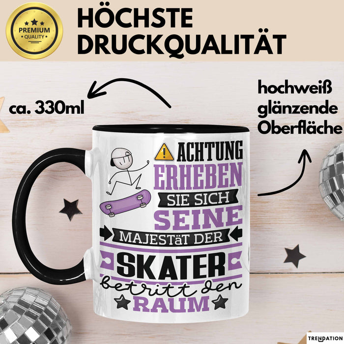 Skater Geschenk Tasse Lustiger Spruch Erheben Sie Sich Der Skater Betritt den Raum Schwarz Trendation