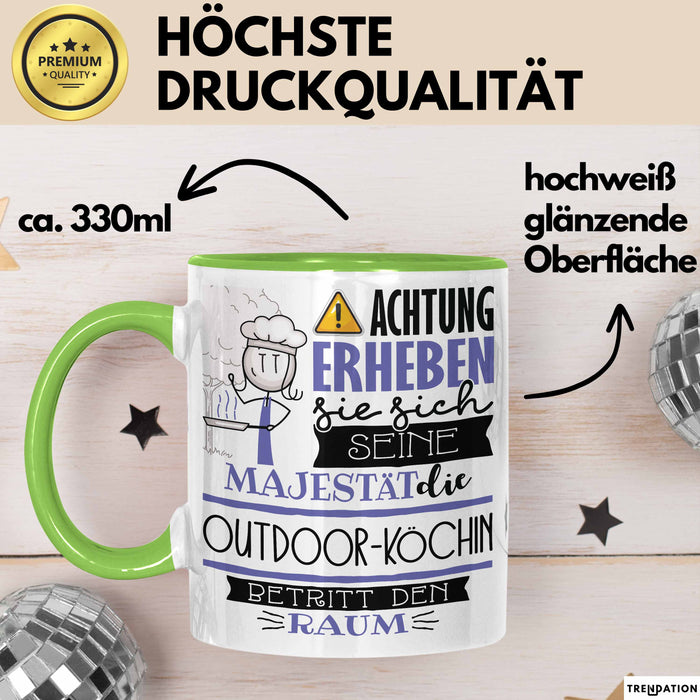 Outdoor-Köchin Tasse Geschenk Lustiger Spruch Bitte Erheben Sie Sich Seine Majestät Die Outdoor-Köchin Betritt Den Raum Grün Trendation