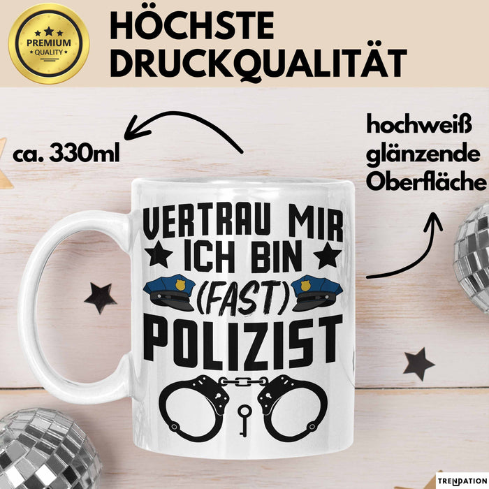 Polizist Tasse Geschenk Ausbildung Vertrau Mir Ich Bin Fast Polizist Polizei Weiß Trendation