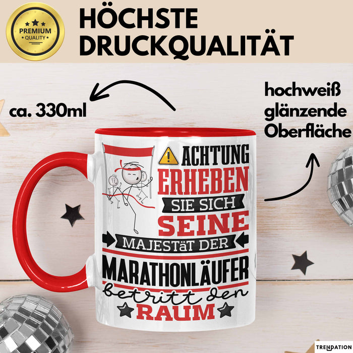 Marathonläufer Geschenk Tasse Lustiger Spruch Erheben Sie Sich Der Marathonläufer Betritt den Raum Rot Trendation