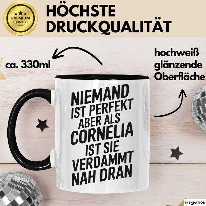 Cornelia Tasse Geschenk Niemand Ist Perfekt Cornelia Verdammt Nah Dran Geschenkidee Schwarz Trendation