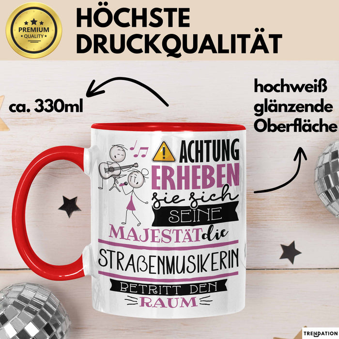 Straßenmusikerin Tasse Geschenk Lustiger Spruch Bitte Erheben Sie Sich Seine Majestät Die Straßenmusikerin Betritt Den Raum Rot Trendation