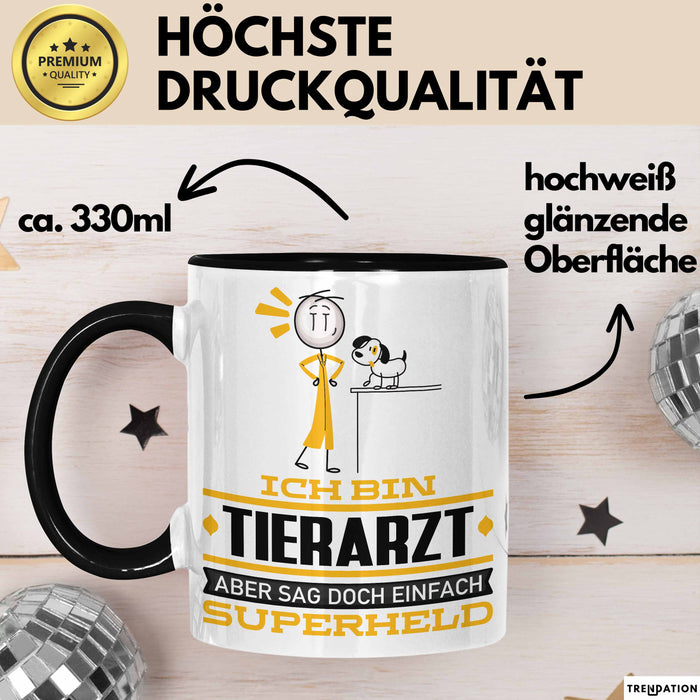 Tierarzt Geschenk Tasse Ich Bin Tierarzt Aber Sag Doch Einfach Superheld Lustige Geschenkdiee für Tierarzt Kaffee-Becher Schwarz Trendation