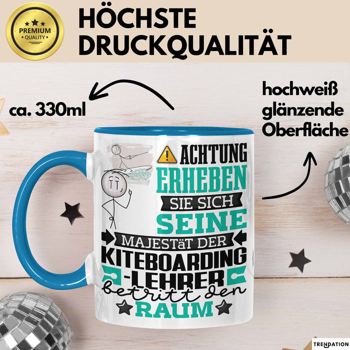 Kiteboarding-Lehrer Geschenk Tasse Lustiger Spruch Erheben Sie Sich Der Kiteboarding-Lehrer Betritt den Raum Blau Trendation