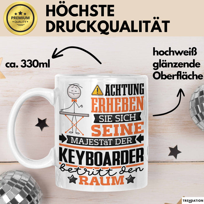 Keyboarder Geschenk Tasse Lustiger Spruch Erheben Sie Sich Der Keyboarder Betritt den Raum Weiß Trendation