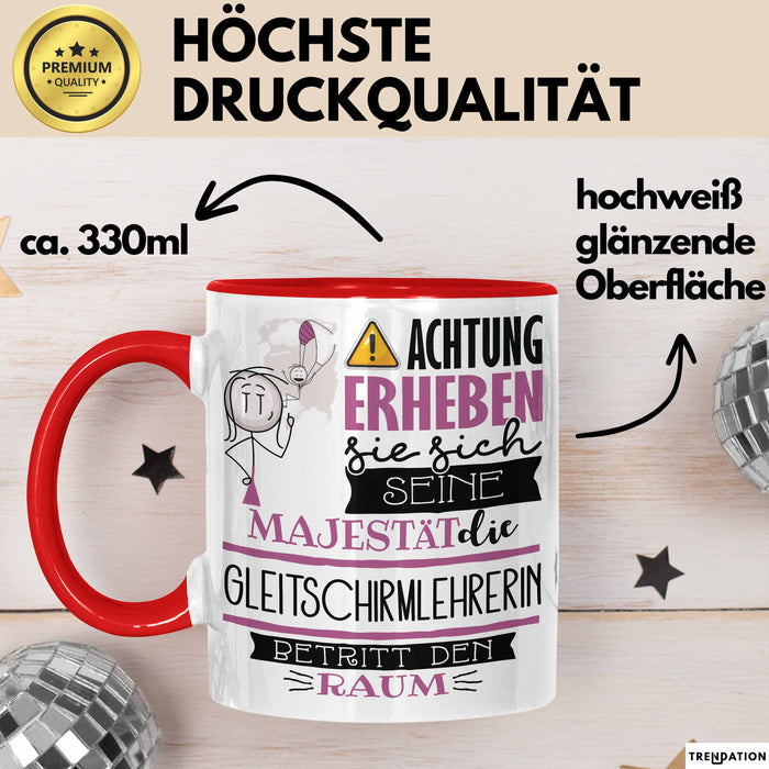 Gleitschirmlehrerin Tasse Geschenk Lustiger Spruch Bitte Erheben Sie Sich Seine Majestät Die Gleitschirmlehrerin Betritt Den Raum Rot Trendation