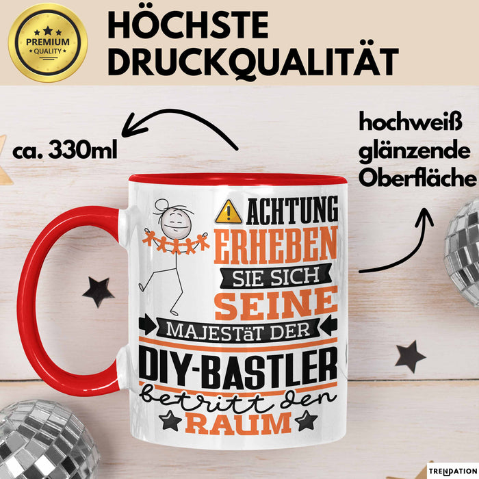 DIY-Bastler Geschenk Tasse Lustiger Spruch Erheben Sie Sich Der DIY-Bastler Betritt den Raum Rot Trendation
