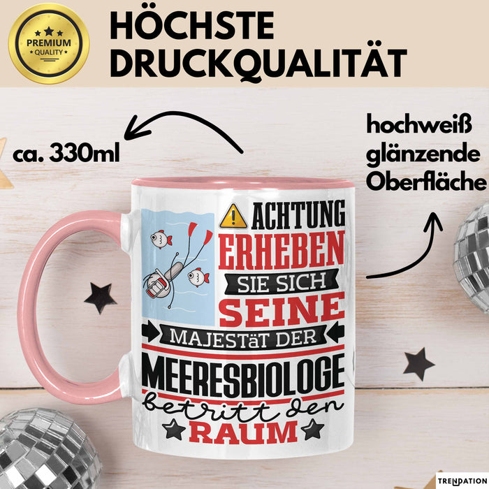 Meeresbiologe Geschenk Tasse Lustiger Spruch Erheben Sie Sich Der Meeresbiologe Betritt den Raum Rosa Trendation