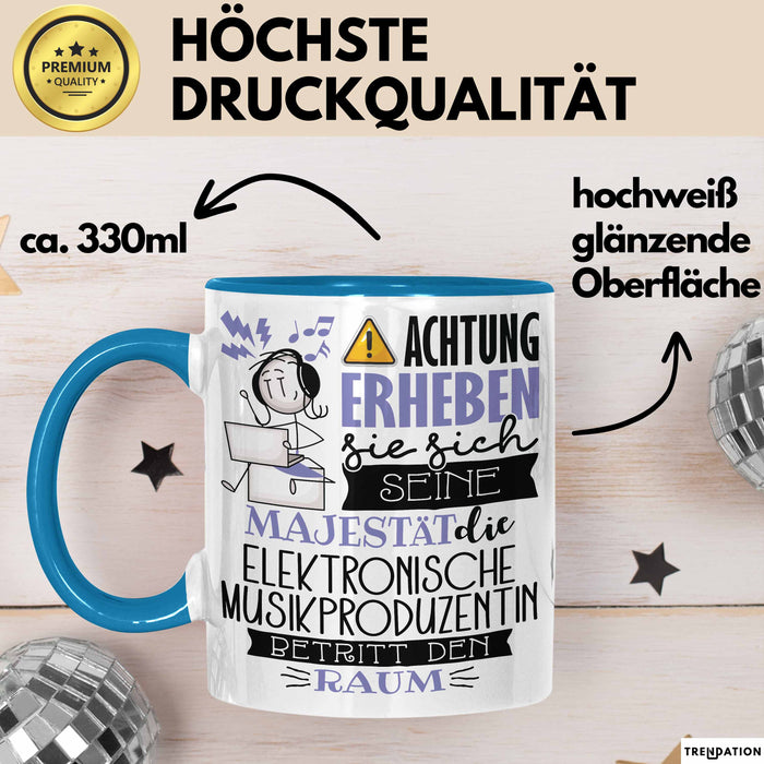 Elektronische Musikproduzentin Tasse Geschenk Lustiger Spruch Bitte Erheben Sie Sich Seine Majestät Die Elektronische Musikproduzentin Betritt Den Raum Blau Trendation