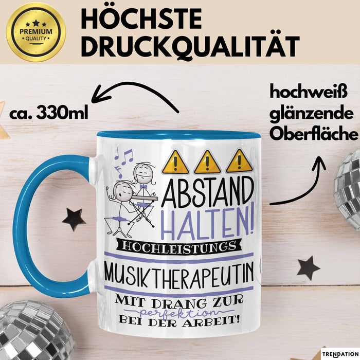Musiktherapeutin Tasse Geschenk Lustig Abstand Halten Hochleistungs-Musiktherapeutin Mit Drang Zur Perfektion Bei Der Arbeit Blau Trendation