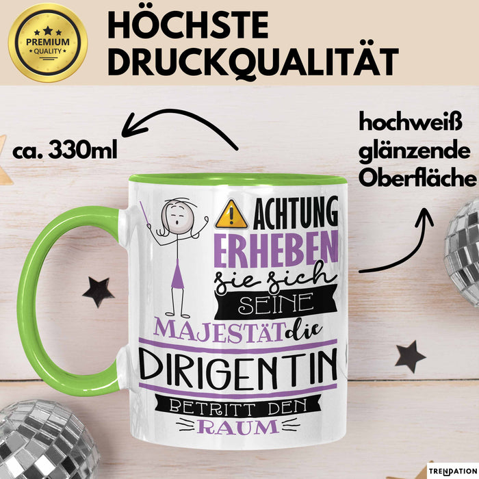 Dirigentin Tasse Geschenk Lustiger Spruch Bitte Erheben Sie Sich Seine Majestät Die Dirigentin Betritt Den Raum Grün Trendation