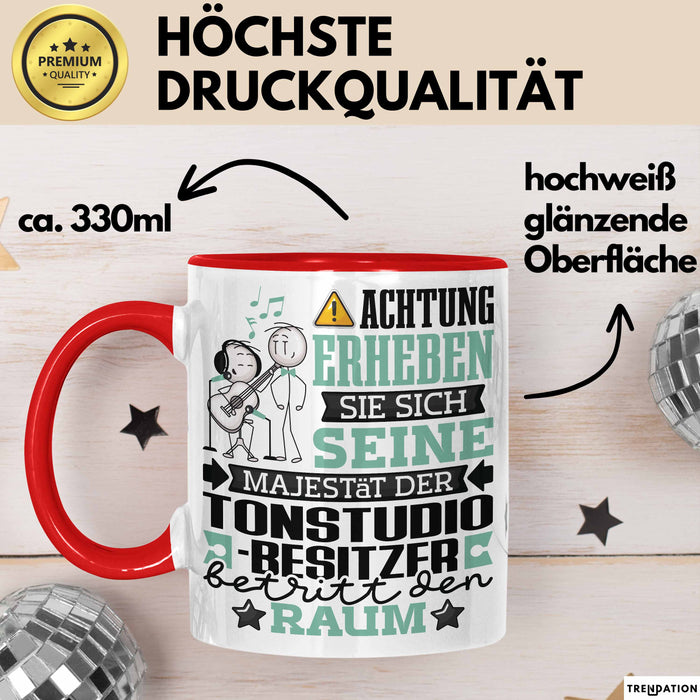 Tonstudio-Besitzer Geschenk Tasse Lustiger Spruch Erheben Sie Sich Der Tonstudio-Besitzer Betritt den Raum Rot Trendation