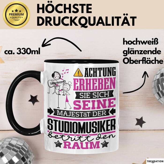 Studiomusiker Geschenk Tasse Lustiger Spruch Erheben Sie Sich Der Studiomusiker Betritt den Raum Schwarz Trendation