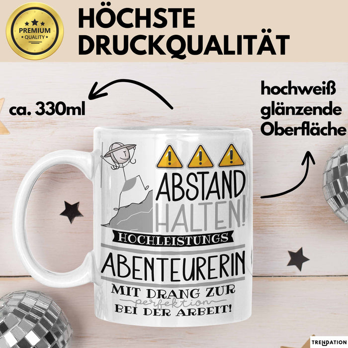 Abenteurerin Tasse Geschenk Lustig Abstand Halten Hochleistungs-Abenteurerin Mit Drang Zur Perfektion Bei Der Arbeit Weiß Trendation