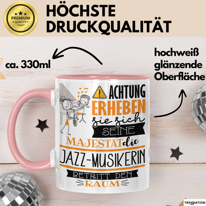 Jazz-Musikerin Tasse Geschenk Lustiger Spruch Bitte Erheben Sie Sich Seine Majestät Die Jazz-Musikerin Betritt Den Raum Rosa Trendation