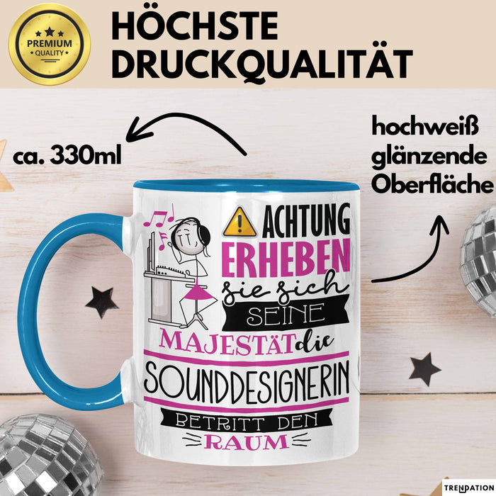 Sounddesignerin Tasse Geschenk Lustiger Spruch Bitte Erheben Sie Sich Seine Majestät Die Sounddesignerin Betritt Den Raum Blau Trendation