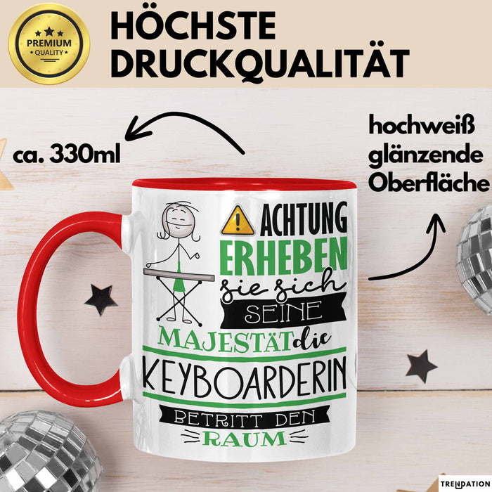 Keyboarderin Tasse Geschenk Lustiger Spruch Bitte Erheben Sie Sich Seine Majestät Die Keyboarderin Betritt Den Raum Rot Trendation