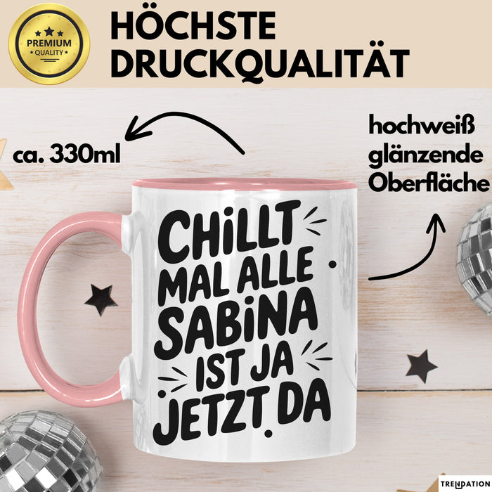 Sabina Tasse Geschenk Chillt Mal Alle Sabina Ist Ja Jetzt Da Geschenkidee Becher mit Name Rosa Trendation