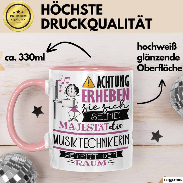 Musiktechnikerin Tasse Geschenk Lustiger Spruch Bitte Erheben Sie Sich Seine Majestät Die Musiktechnikerin Betritt Den Raum Rosa Trendation
