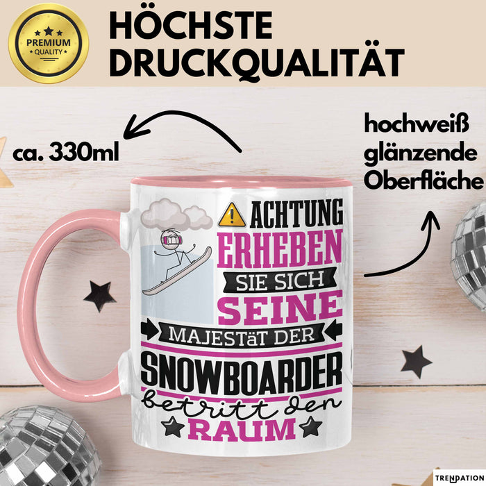 Snowboarder Geschenk Tasse Lustiger Spruch Erheben Sie Sich Der Snowboarder Betritt den Raum Rosa Trendation