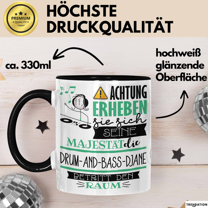 Drum-and-Bass-DJane Tasse Geschenk Lustiger Spruch Bitte Erheben Sie Sich Seine Majestät Die Drum-and-Bass-DJane Betritt Den Raum Schwarz Trendation