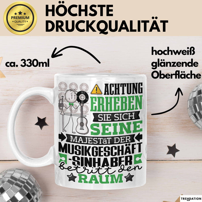 Musikgeschäftsinhaber Geschenk Tasse Lustiger Spruch Erheben Sie Sich Der Musikgeschäftsinhaber Betritt den Raum Weiß Trendation