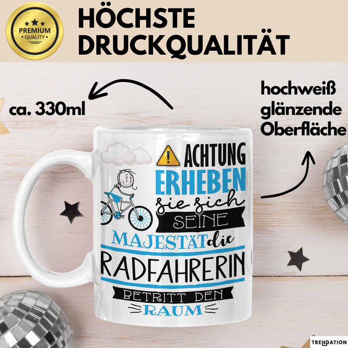 Radfahrerin Tasse Geschenk Lustiger Spruch Bitte Erheben Sie Sich Seine Majestät Die Radfahrerin Betritt Den Raum Weiß Trendation