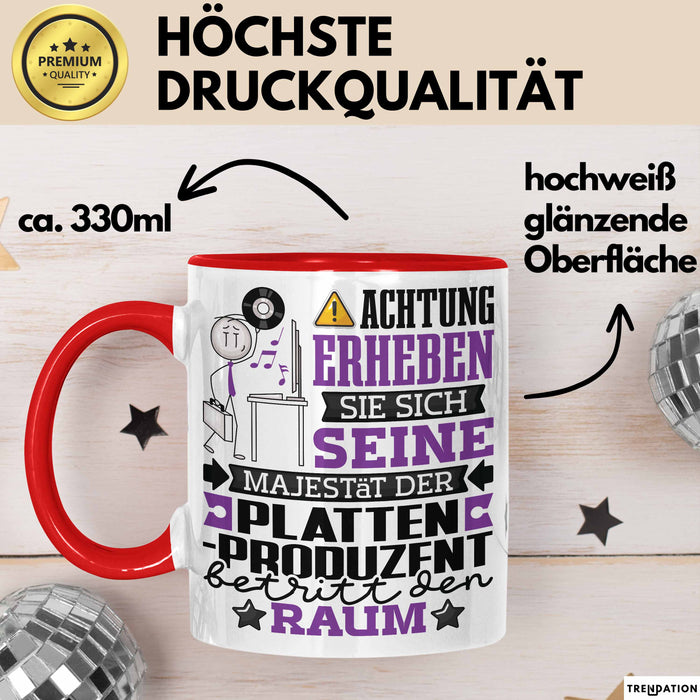 Plattenproduzent Geschenk Tasse Lustiger Spruch Erheben Sie Sich Der Plattenproduzent Betritt den Raum Rot Trendation