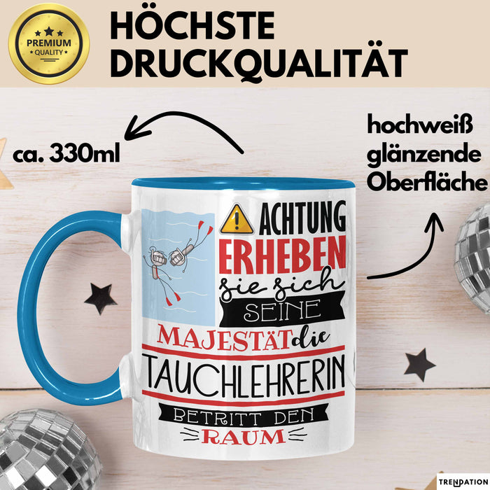 Tauchlehrerin Tasse Geschenk Lustiger Spruch Bitte Erheben Sie Sich Seine Majestät Die Tauchlehrerin Betritt Den Raum Blau Trendation
