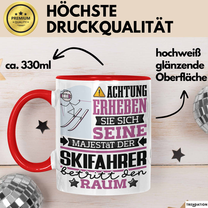 Skifahrer Geschenk Tasse Lustiger Spruch Erheben Sie Sich Der Skifahrer Betritt den Raum Rot Trendation
