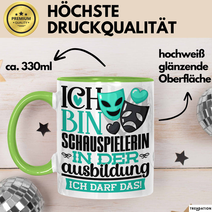Schauspielerin Ausbildung Start Geschenk Tasse Ich Bin Schauspielerin In Der Ausbildung Ich Darf Das Kaffee-Becher Geschenkidee Grün Trendation