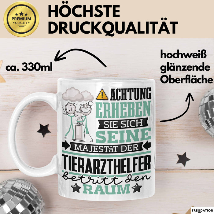 Tierarzthelfer Geschenk Tasse Lustiger Spruch Erheben Sie Sich Der Tierarzthelfer Betritt den Raum Weiß Trendation