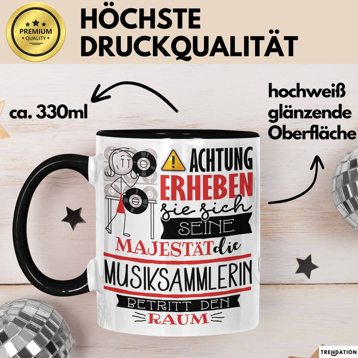Musiksammlerin Tasse Geschenk Lustiger Spruch Bitte Erheben Sie Sich Seine Majestät Die Musiksammlerin Betritt Den Raum Schwarz Trendation