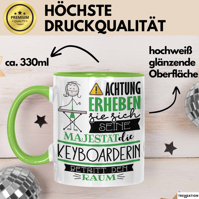 Keyboarderin Tasse Geschenk Lustiger Spruch Bitte Erheben Sie Sich Seine Majestät Die Keyboarderin Betritt Den Raum Grün Trendation