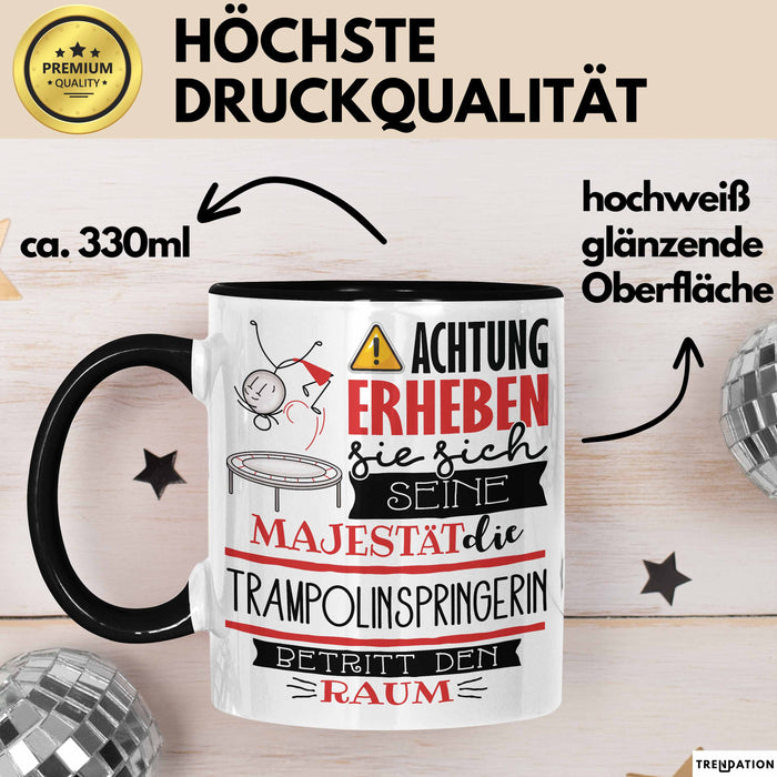 Trampolinspringerin Tasse Geschenk Lustiger Spruch Bitte Erheben Sie Sich Seine Majestät Die Trampolinspringerin Betritt Den Raum Schwarz Trendation