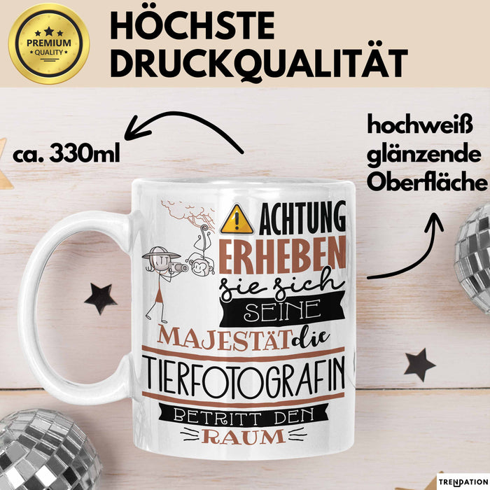 Tierfotografin Tasse Geschenk Lustiger Spruch Bitte Erheben Sie Sich Seine Majestät Die Tierfotografin Betritt Den Raum Weiß Trendation