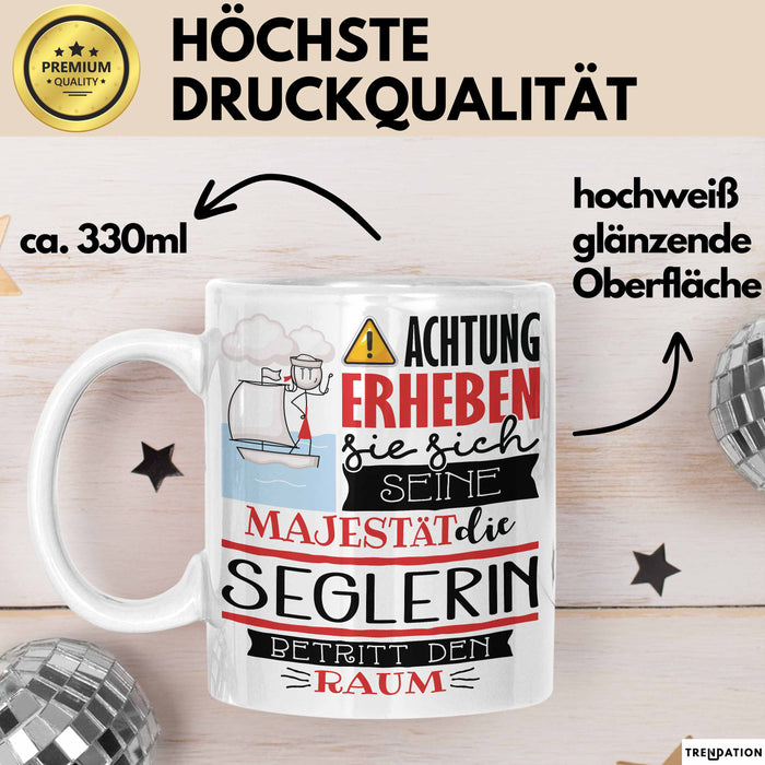 Seglerin Tasse Geschenk Lustiger Spruch Bitte Erheben Sie Sich Seine Majestät Die Seglerin Betritt Den Raum Weiß Trendation