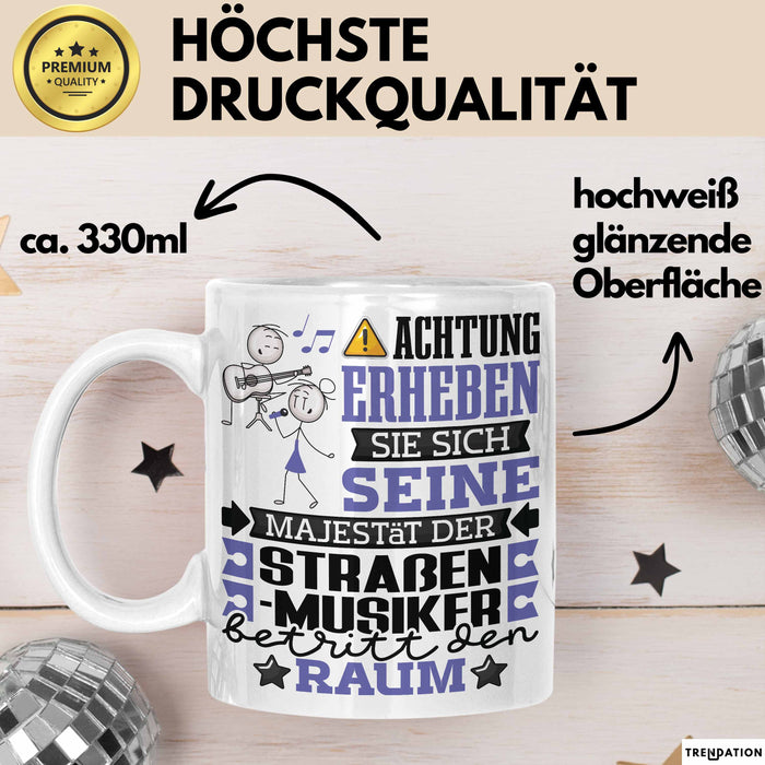 Straßenmusiker Geschenk Tasse Lustiger Spruch Erheben Sie Sich Der Straßenmusiker Betritt den Raum Weiß Trendation