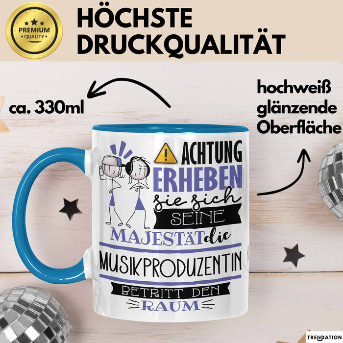 Musikproduzentin Tasse Geschenk Lustiger Spruch Bitte Erheben Sie Sich Seine Majestät Die Musikproduzentin Betritt Den Raum Blau Trendation