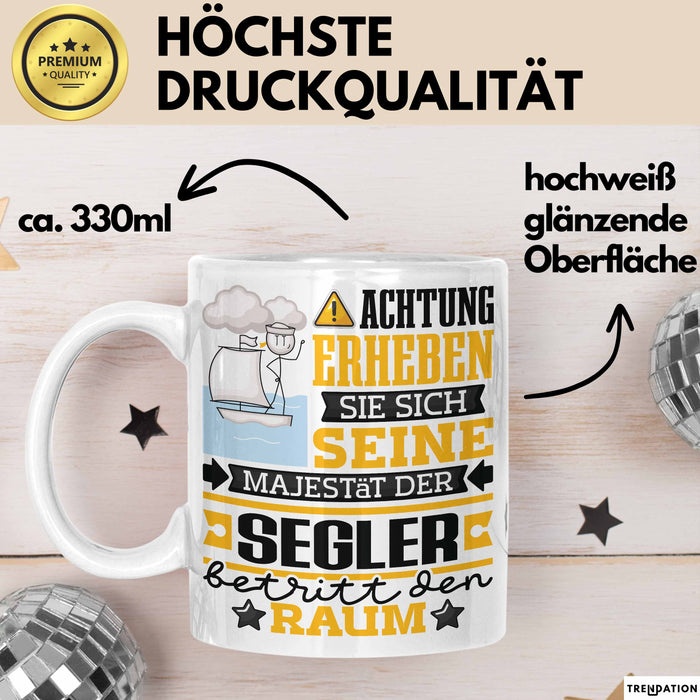 Segler Geschenk Tasse Lustiger Spruch Erheben Sie Sich Der Segler Betritt den Raum Weiß Trendation