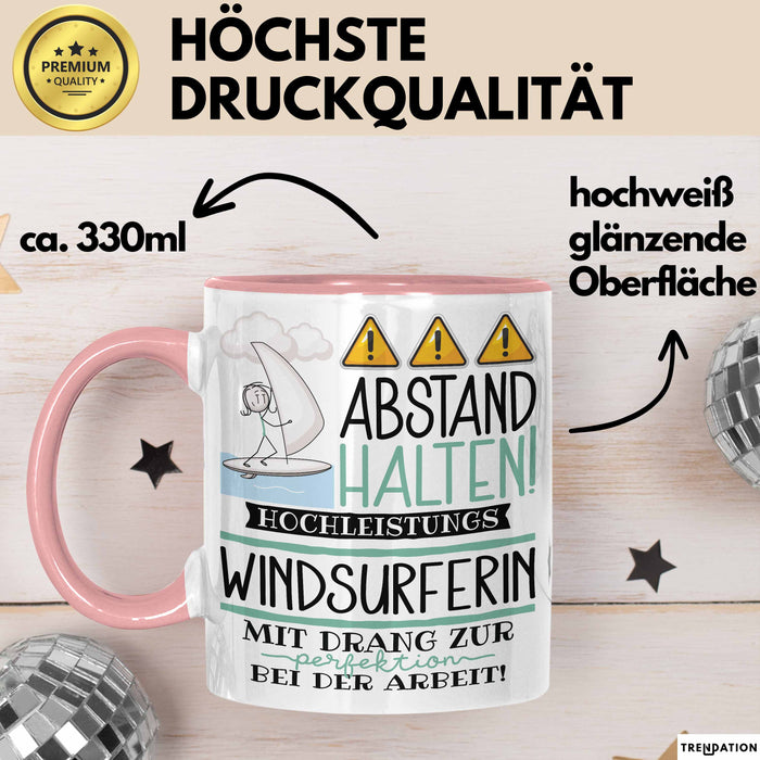 Windsurferin Tasse Geschenk Lustig Abstand Halten Hochleistungs-Windsurferin Mit Drang Zur Perfektion Bei Der Arbeit Rosa Trendation