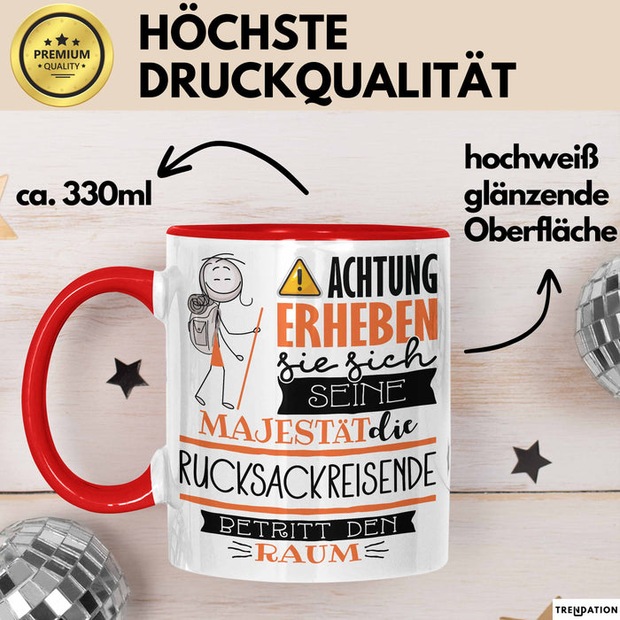Rucksackreisende Tasse Geschenk Lustiger Spruch Bitte Erheben Sie Sich Seine Majestät Die Rucksackreisende Betritt Den Raum Rot Trendation