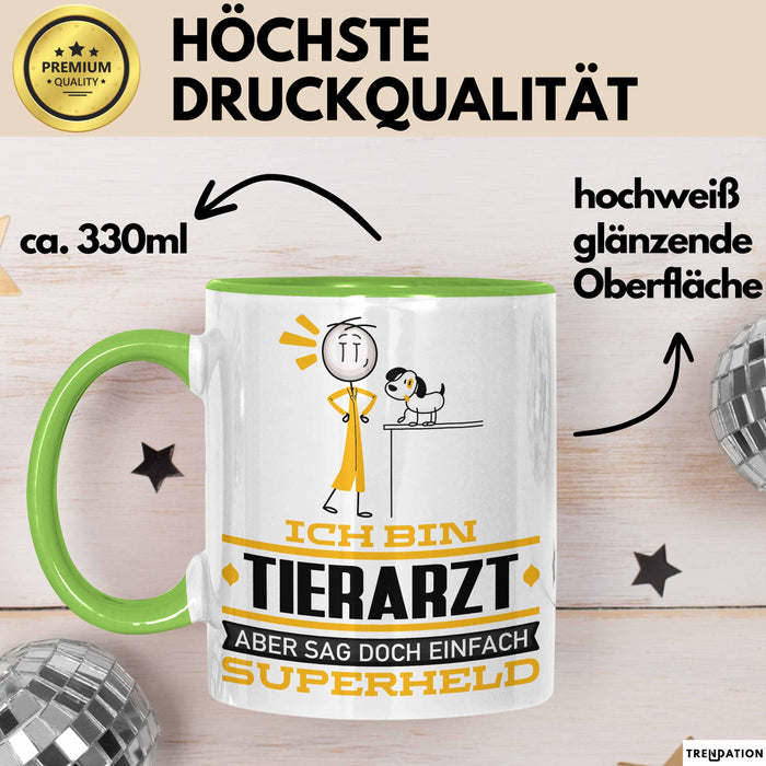 Tierarzt Geschenk Tasse Ich Bin Tierarzt Aber Sag Doch Einfach Superheld Lustige Geschenkdiee für Tierarzt Kaffee-Becher Grün Trendation
