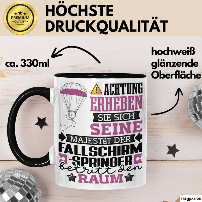 Fallschirmspringer Geschenk Tasse Lustiger Spruch Erheben Sie Sich Der Fallschirmspringer Betritt den Raum Schwarz Trendation