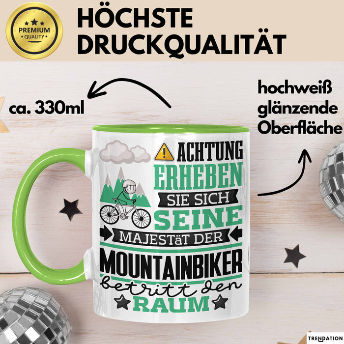 Mountainbiker Geschenk Tasse Lustiger Spruch Erheben Sie Sich Der Mountainbiker Betritt den Raum Grün Trendation